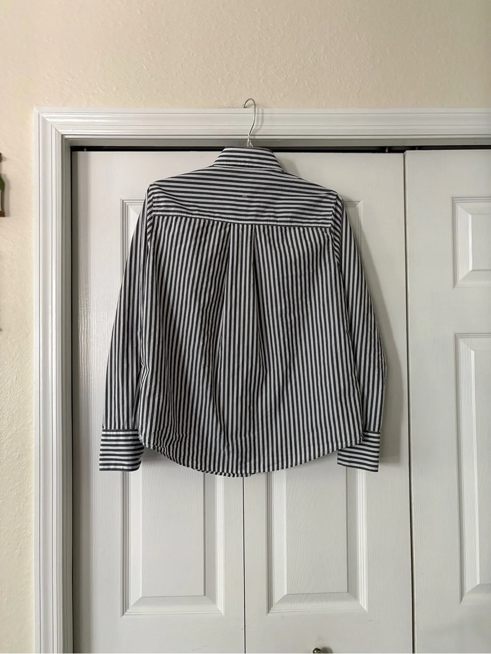 Banana Republic Gray & White Striped Long-Sleeve Dress Shirt
